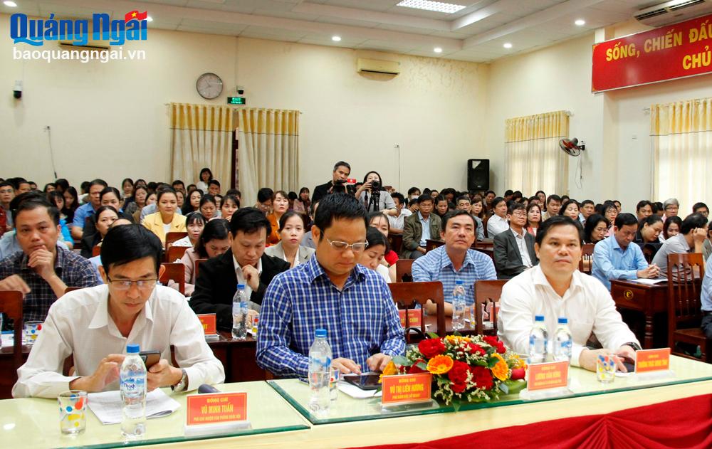 Các đại biểu dự buổi tiếp xúc cử tri.
  
