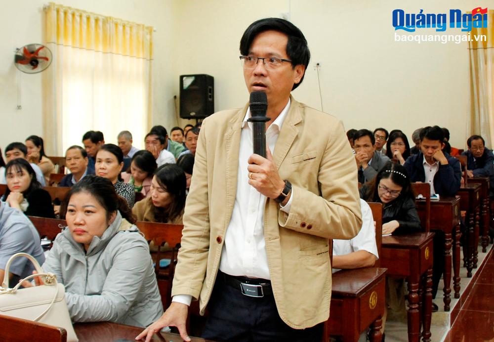 Phó Hiệu trưởng Trường đăng nhập MB66 - DTNT tỉnh Nguyễn Trà nêu ý kiến tại buổi tiếp xúc cử tri.