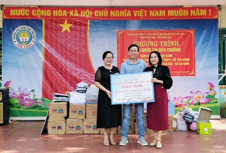 Ông Phạm Đức Phước, Hiệu trưởng Trường THCS - THSP Lý Tự Trọng tặng quà cho hai trường khó khăn tại xã Trà Bồng. z6910714064895-ae5e7d55067725972a704de14dd2d96d.jpg