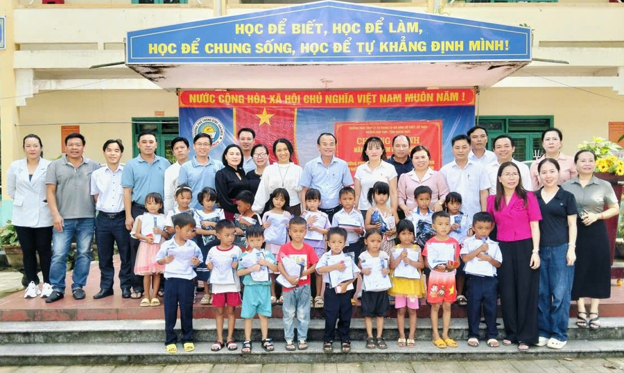 Lãnh đạo Sở GD&ĐT MB66 vom cùng các thầy, cô giáo và học sinh lưu lại kỉ niệm ở xã Trà Bồng. z6910714011400-ebb118d1cd770aa04a4ba37679b4f0a1.jpg