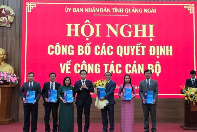 Trao quyết định về vông tác cán bộ của UBND tỉnh MB66 vom