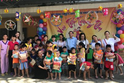 Thăm, tặng quà học sinh khuyết tật nhân dịp Tết Trung thu 2019