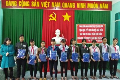 Trao quà tết cho học sinh nghèo ở miền núi và MB66 khó khăn