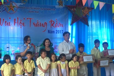 Trao quà Tết trung thu cho trẻ em khuyết tật