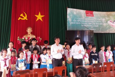 MB66 vom: Trao vở học sinh bị thiệt hại trong đợt lũ tháng 12/2016