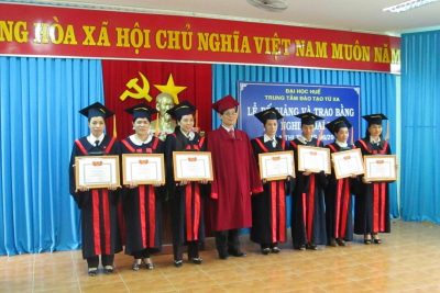 Đại học Huế trao bằng tốt nghiệp cho sinh viên Đại học hình thức từ xa MB66 vom