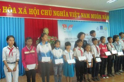 Trao học bổng cho con em ngư dân, cảnh sát biển, kiểm ngư MB66 vom