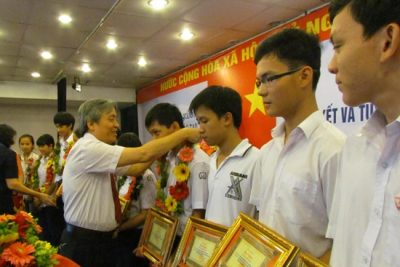 Hơn 400 triệu đồng khen thưởng cho học sinh đạt giải cao trong các kỳ thi của năm học 2013-2014.