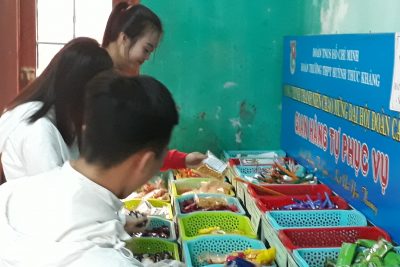 Gian hàng tự phục vụ ở Trường đăng nhập MB66 Huỳnh Thúc Kháng: Việc làm hay, ý tưởng tốt
